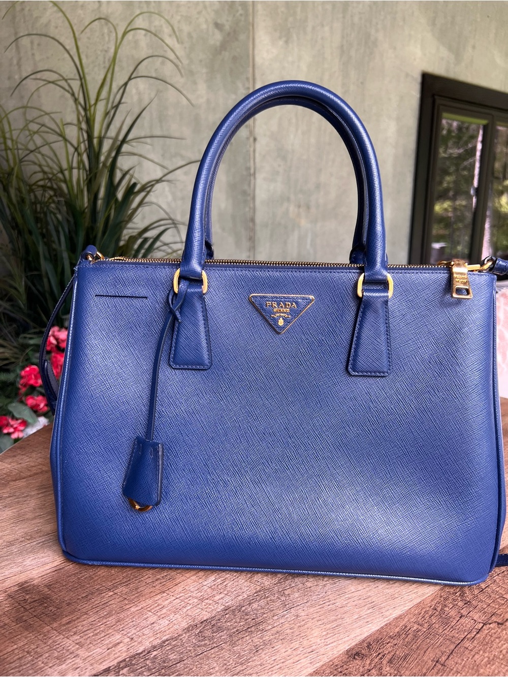 Prada Bluette Blue Saffiano Lux Leather Tote with Gold Hardware - Picture 3 of 16